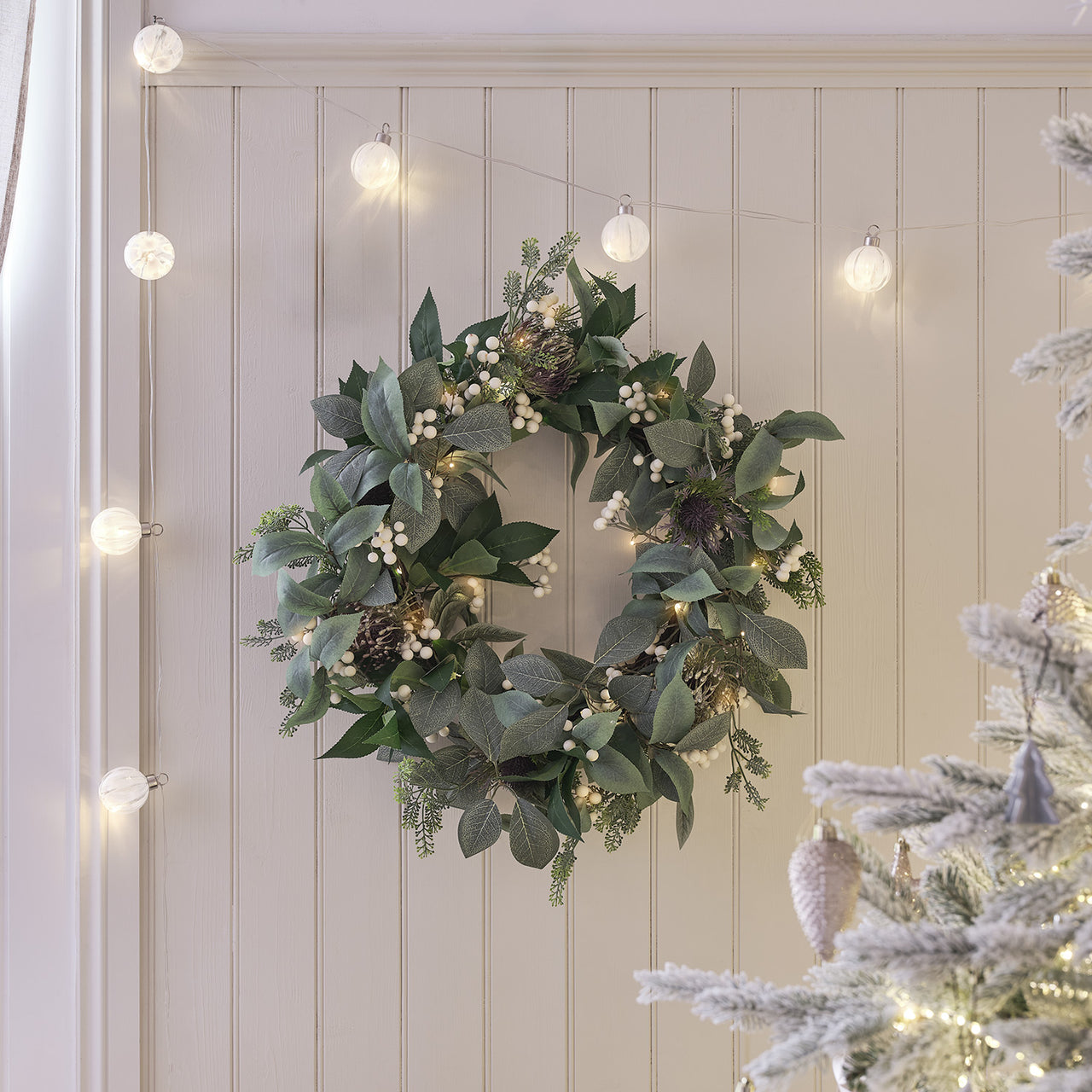Couronne de Noël Pré-éclairée à Baies Blanches de 60 cm