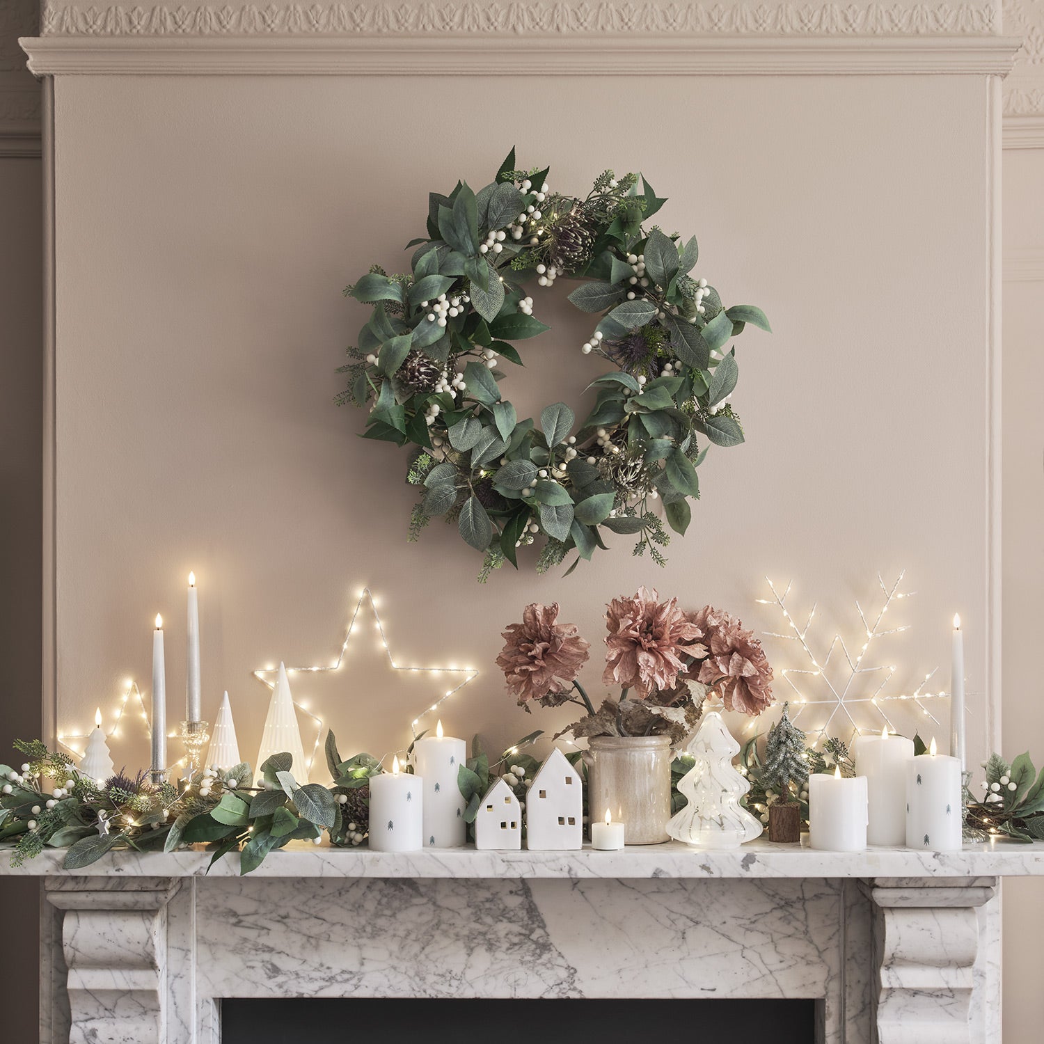 Kit Couronne Et Guirlande De Noël Lumineuse - Sapin Artificiel LED Blanc Chaud - Piles Avec Minuterie - Pour Intérieur Et Extérieur - Lights4fun - 5