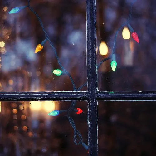 Utiliser des Lumières de Noël pour des Décors de Fenêtre –