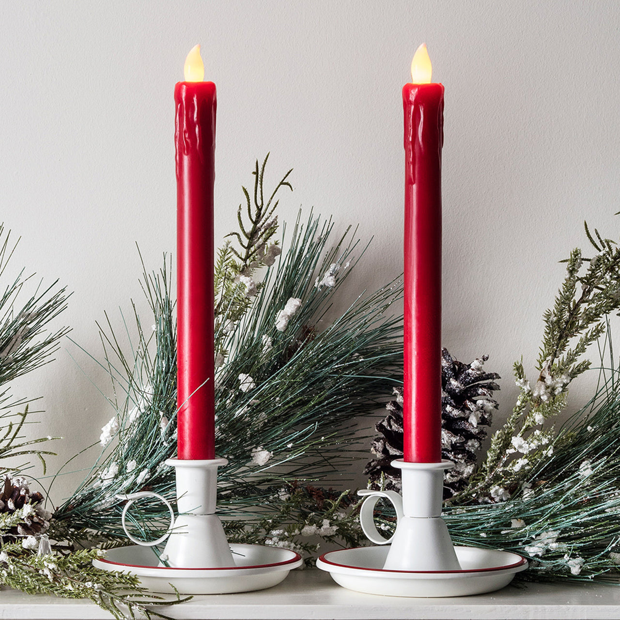 https://www.lights4fun.fr/cdn/shop/products/CA15110_2-red-wax-led-battery-taper-candles-Mantelpiece-Christmas-Close-Up_P1.jpg?v=1571719607&width=1280