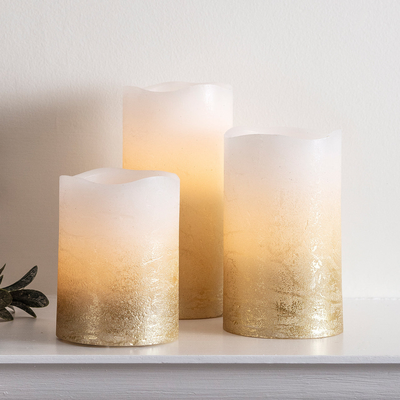 https://www.lights4fun.fr/cdn/shop/products/CA17004_Set-Of-3-Gold-Ombre-LED-Wax-Pillar-Candles-Close_P1.jpg?v=1571719712&width=1280