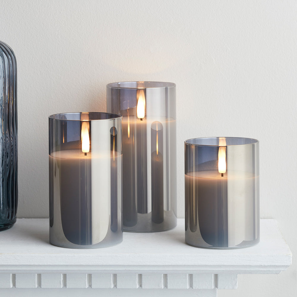 3 Bougies Piliers TruGlow® à Bougeoir en Verre Gris Fumé avec Télécommande