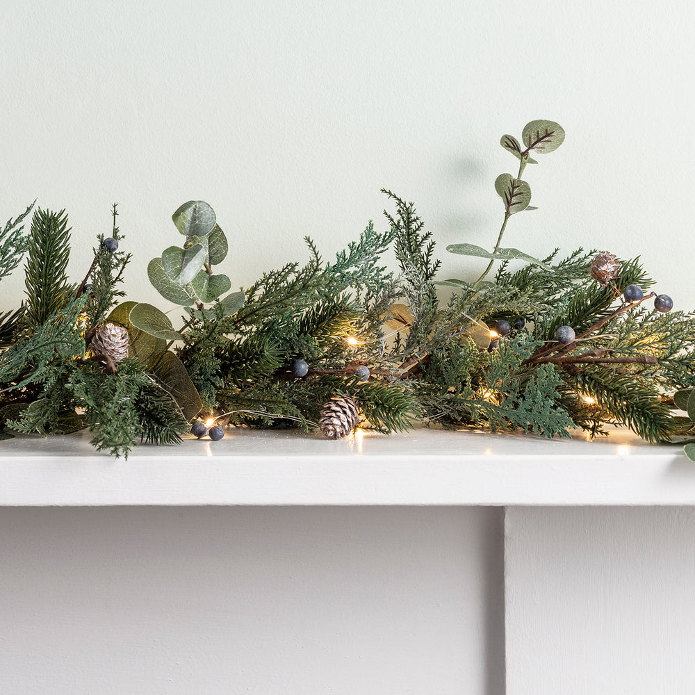 Guirlande de Noël Pré-illuminée de 2 m avec Baies Givrées et Pommes de Pins