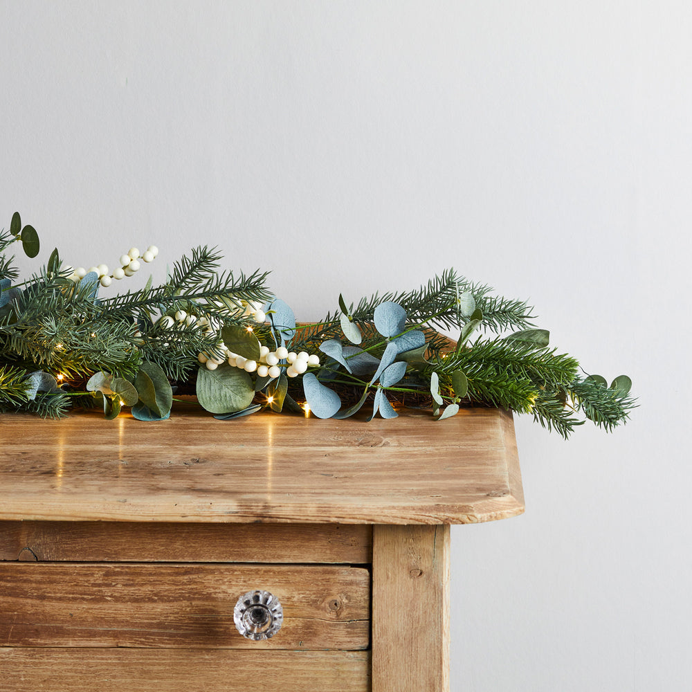 Guirlande de Noël Eucalyptus et Baies Blanches Pré-éclairée de 2 m