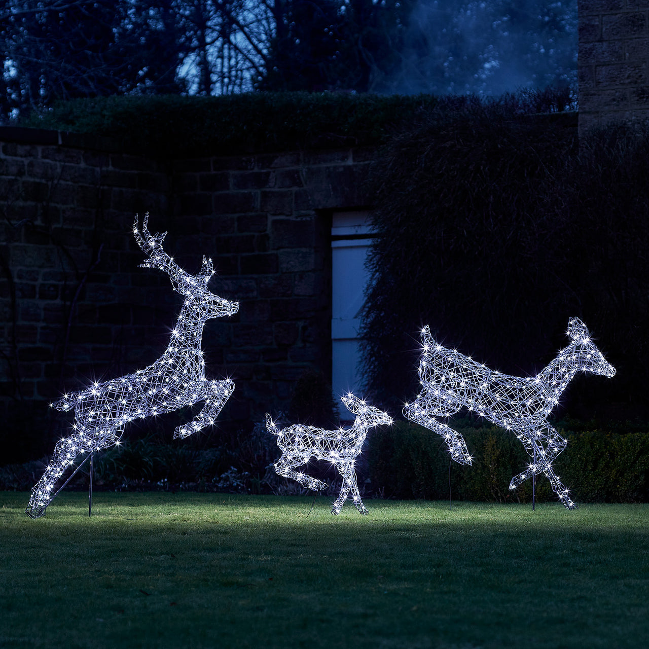 Trio de biche et faon de noël Harlow en rotin 300 LED couleur changeante vue jardin 