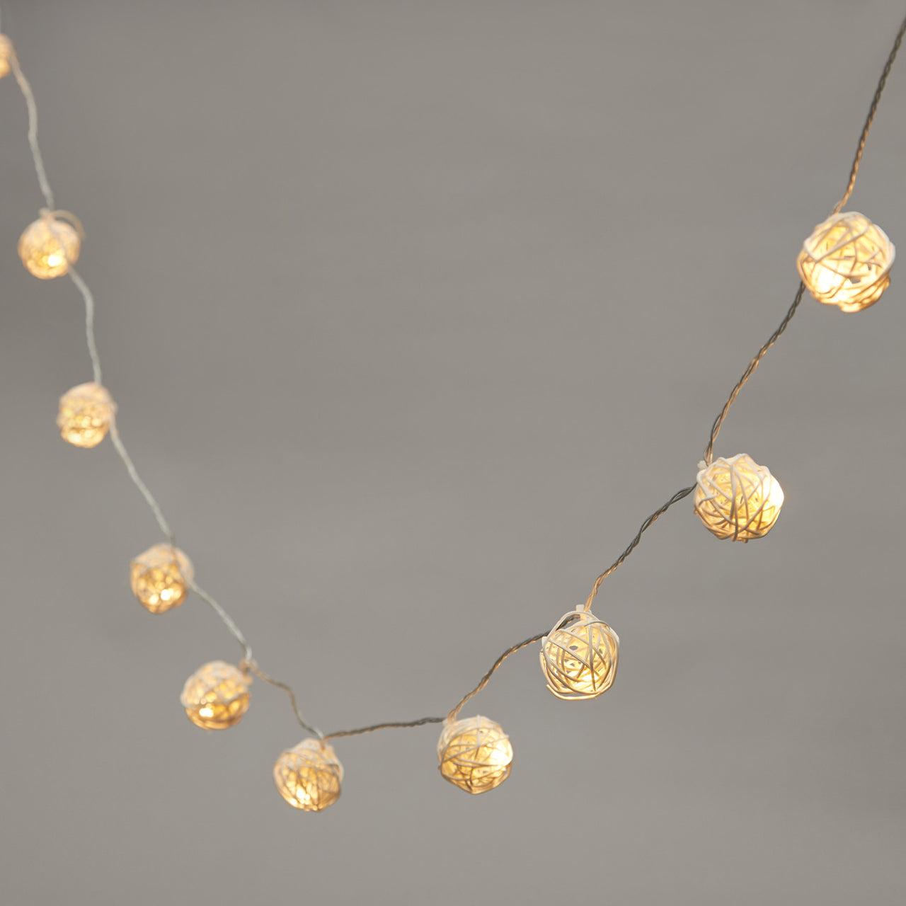 Guirlande Lumineuse LED à Piles avec 16 Boules en Rotin Tressé