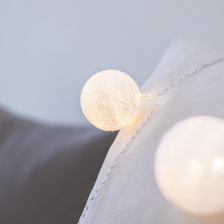 Relaxdays Guirlande Lumineuse LED, 20 Boules de Coton, Fonction à Piles,  Lumières d'Ambiance, Sphères Ø6 cm, Blanc Gris Marron