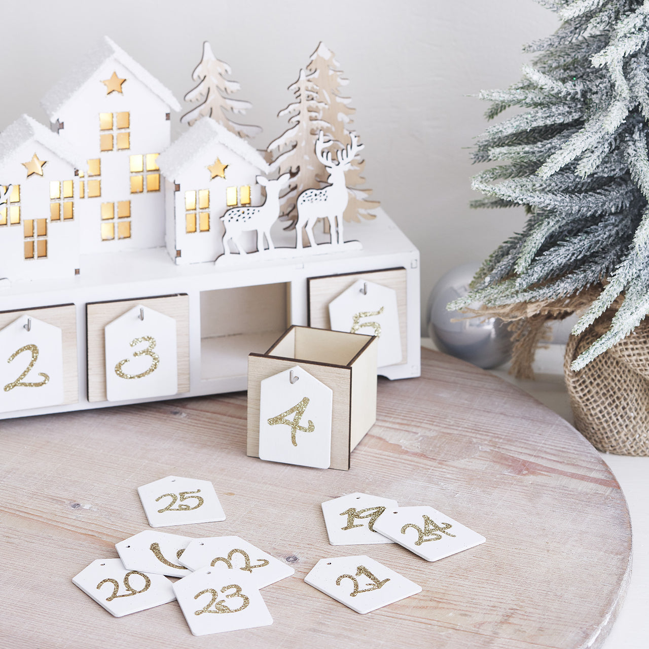 Calendrier de l'Avent en Forme de Maison Scandinave