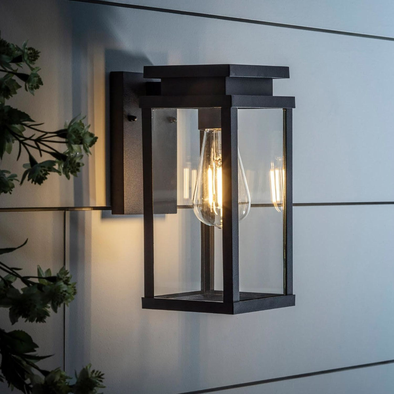https://www.lights4fun.fr/cdn/shop/products/MV19002_Black-Ebony-Metal-Lantern-Wall-Light_P1.jpg?v=1571719627&width=1280