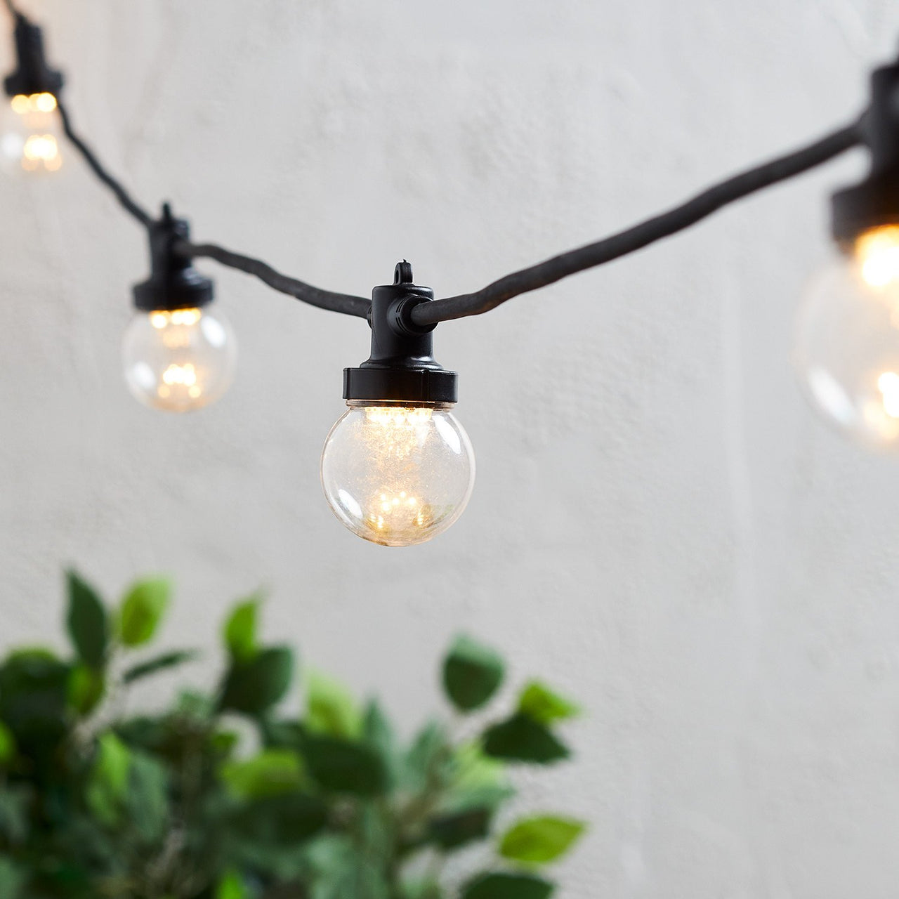guirlande-guinguette-pro-connect-105m-210-led-blanc-chaud-cable-noir-raccordable-ampoules-transparentes