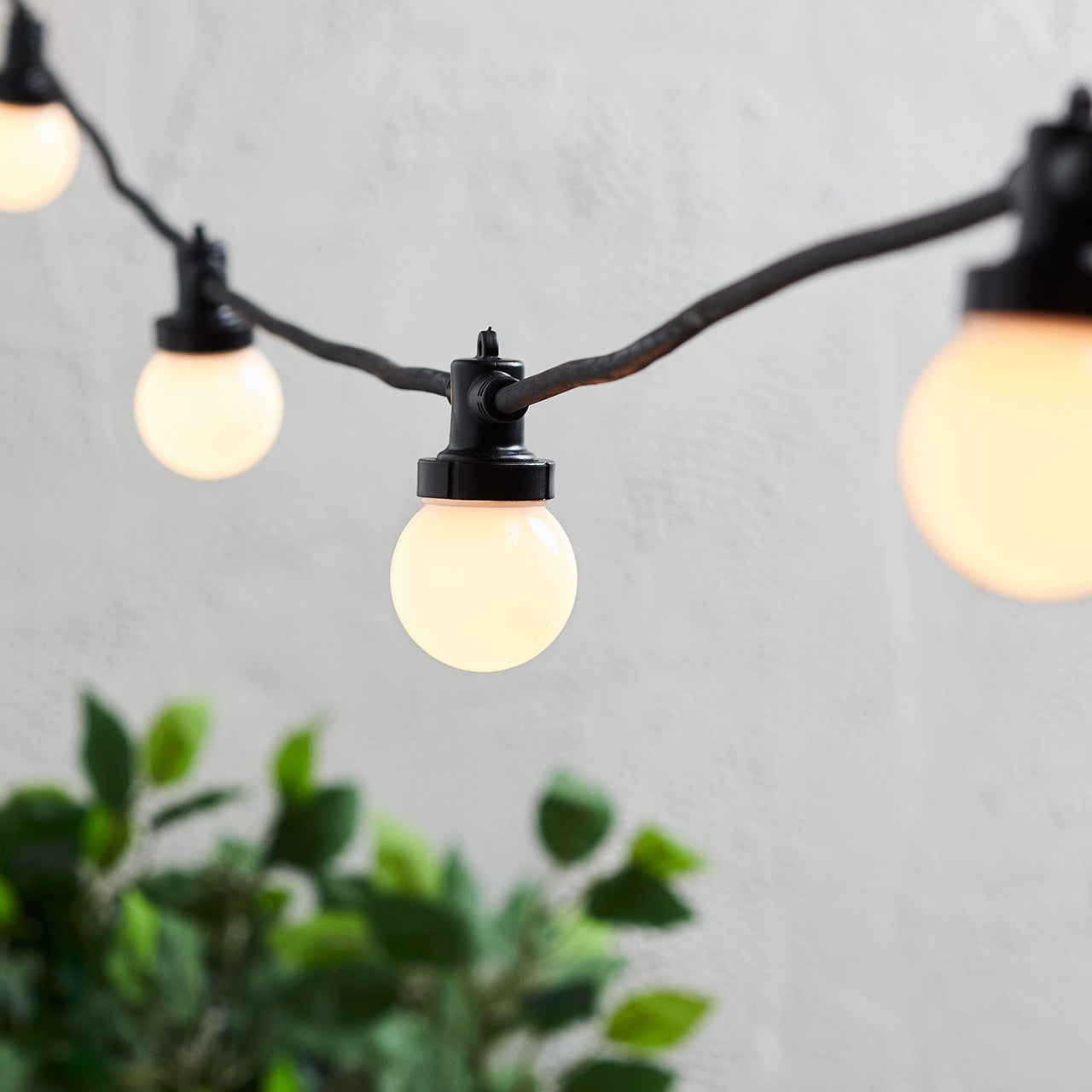 guirlande-guinguette-pro-connect-105m-210-led-blanc-chaud-cable-noir-raccordable