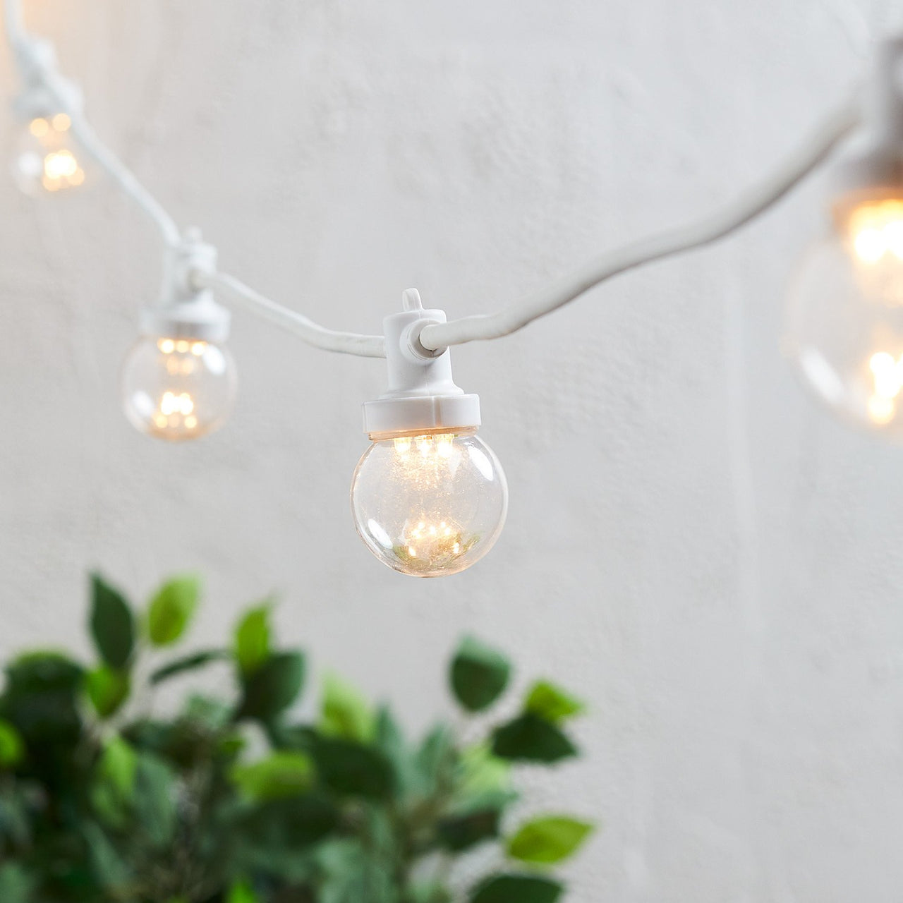 guirlande-guinguette-pro-connect-140m-260-led-blanc-chaud-cable-blanc-raccordable-ampoules-transparentes