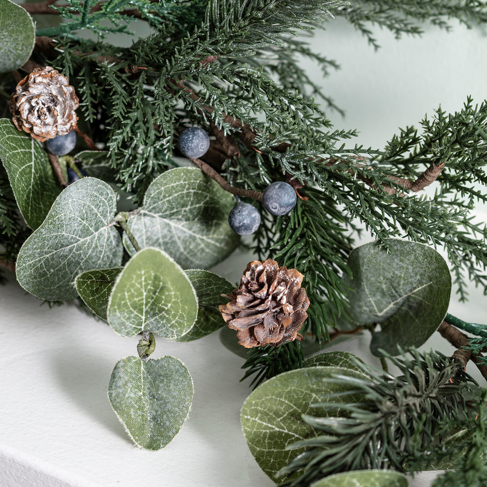 Couronne de Noël avec Baies et Pommes de Pin Givrées de 50cm