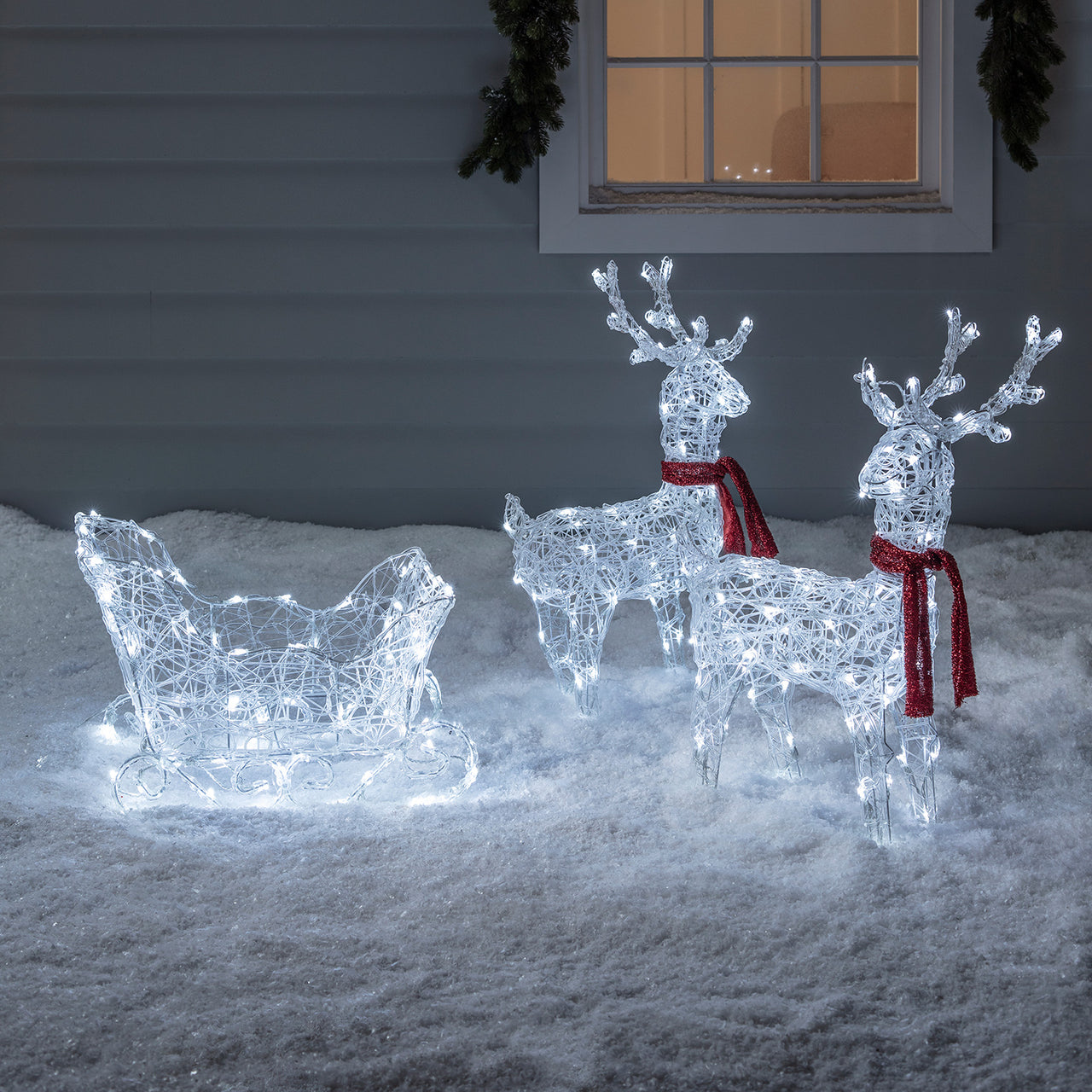 Rennes et Traîneau Lumineux de Noël à Piles et en Acrylique Swinsty