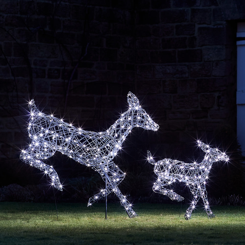Duo de Rennes Solaires à LED Bicolore Harlow : Biche et Faon en Rotin