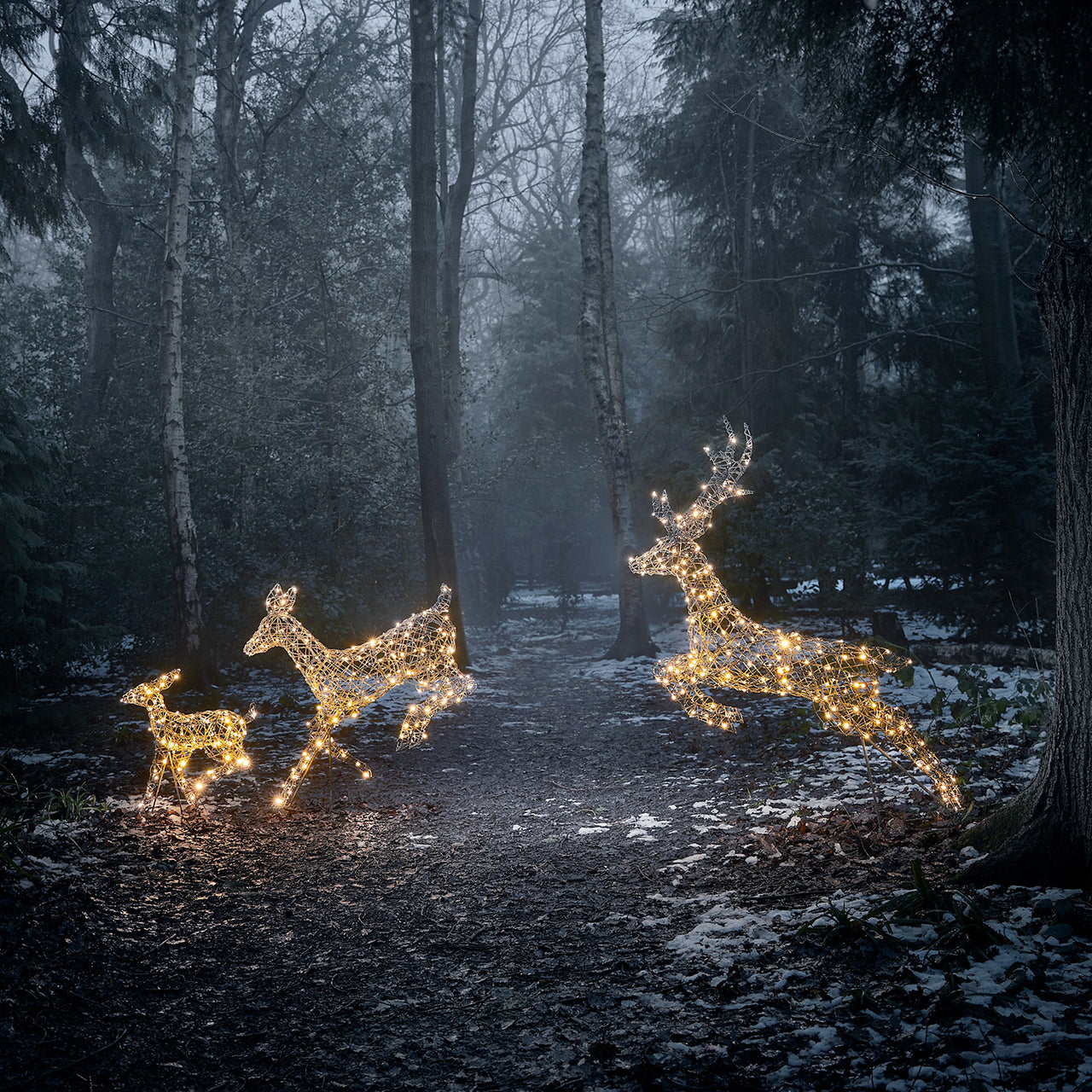 Trio de biche et faon de noël Harlow en rotin 300 LED couleur changeante vue jardin 