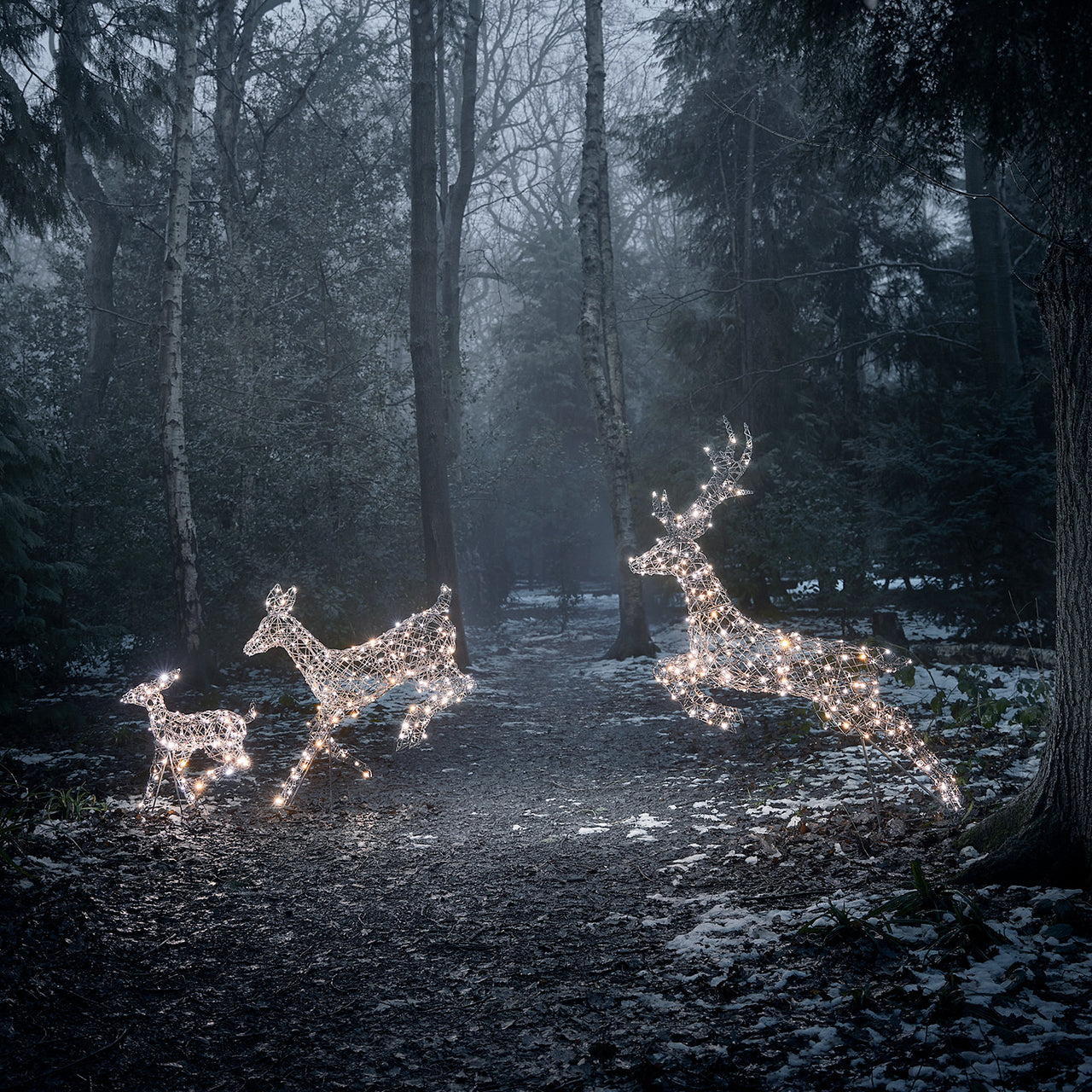 Trio de biche et faon de noël Harlow en rotin 300 LED couleur changeante vue jardin  eneigé