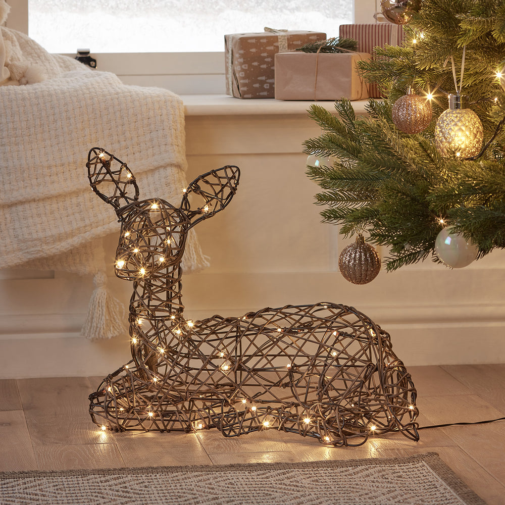 Faon de Noël Studley LED Solaire en Rotin, Couché